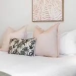 Beachfront Retreat At Burleigh, Breezy And Cosy