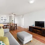 Beachfront Retreat At Burleigh, Breezy And Cosy