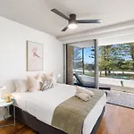 Beachfront Retreat At Burleigh, Breezy And Cosy