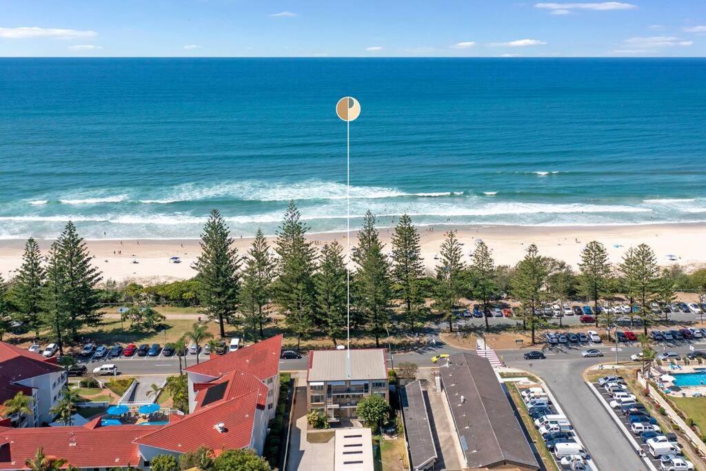 Beachfront Retreat At Burleigh, Breezy And Cosy *