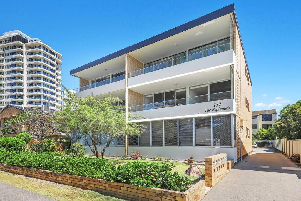 Beachfront Retreat At Burleigh, Breezy And Cosy Apartment