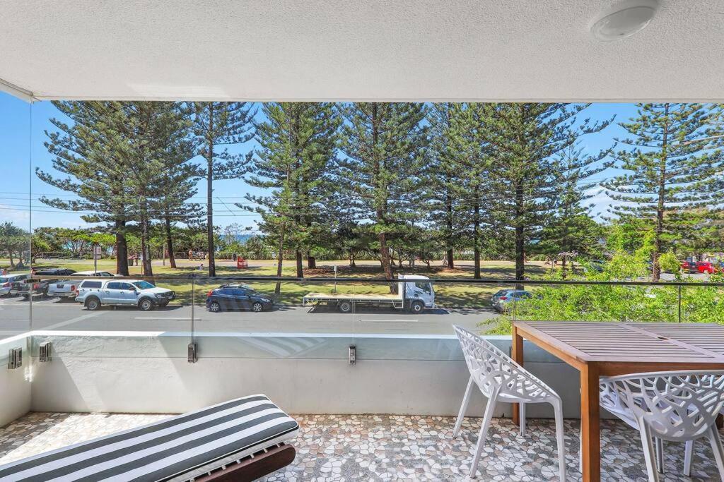 Beachfront Retreat At Burleigh, Breezy And Cosy Gold Coast