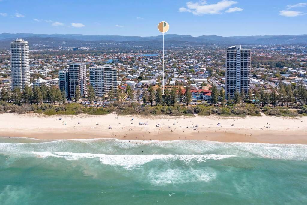 Apartment Beachfront Retreat At Burleigh, Breezy And Cosy