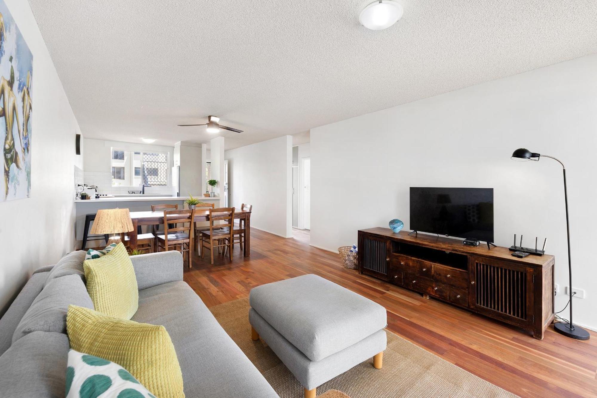 Beachfront Retreat At Burleigh, Breezy And Cosy *