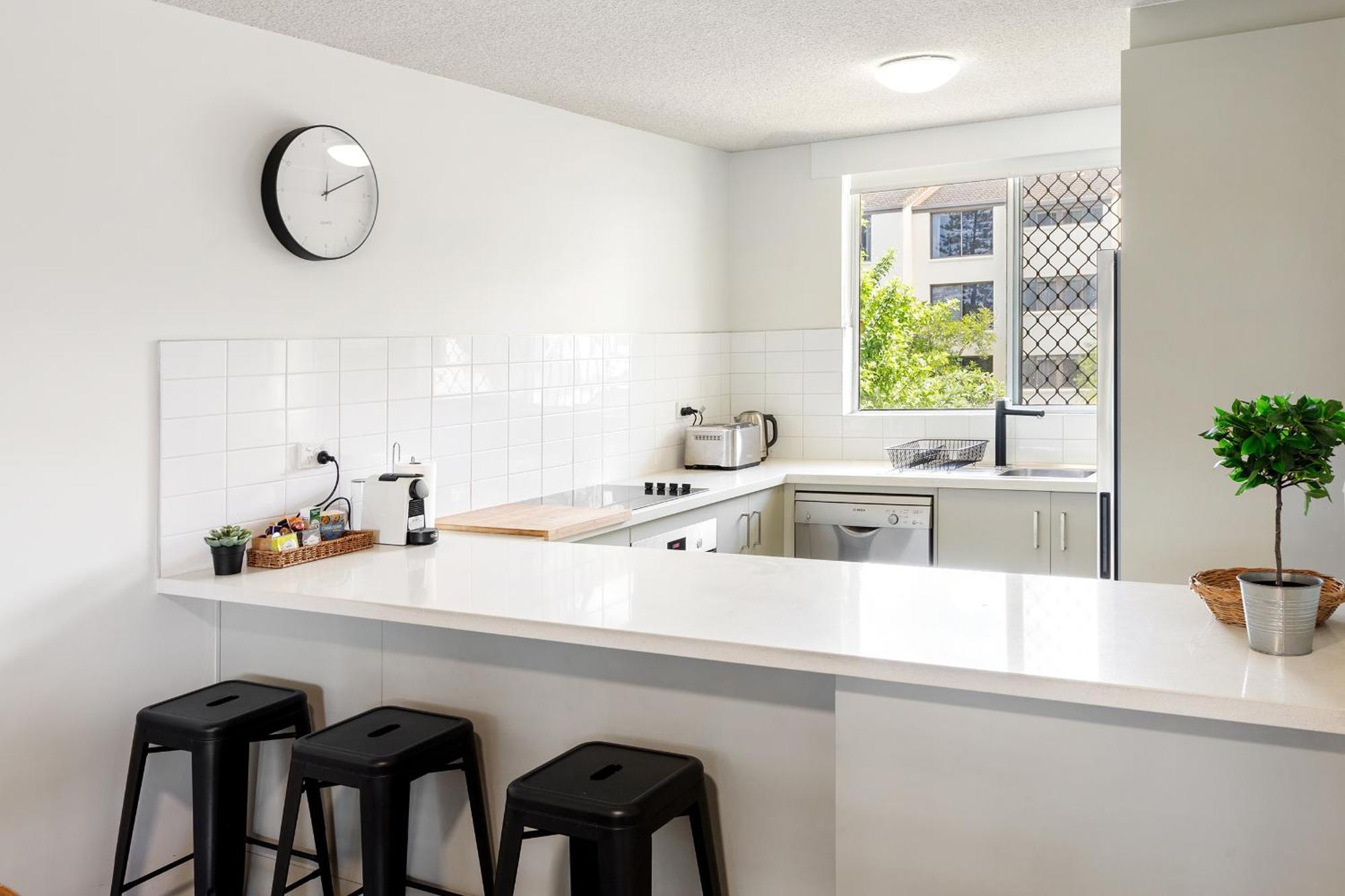Beachfront Retreat At Burleigh, Breezy And Cosy Gold Coast