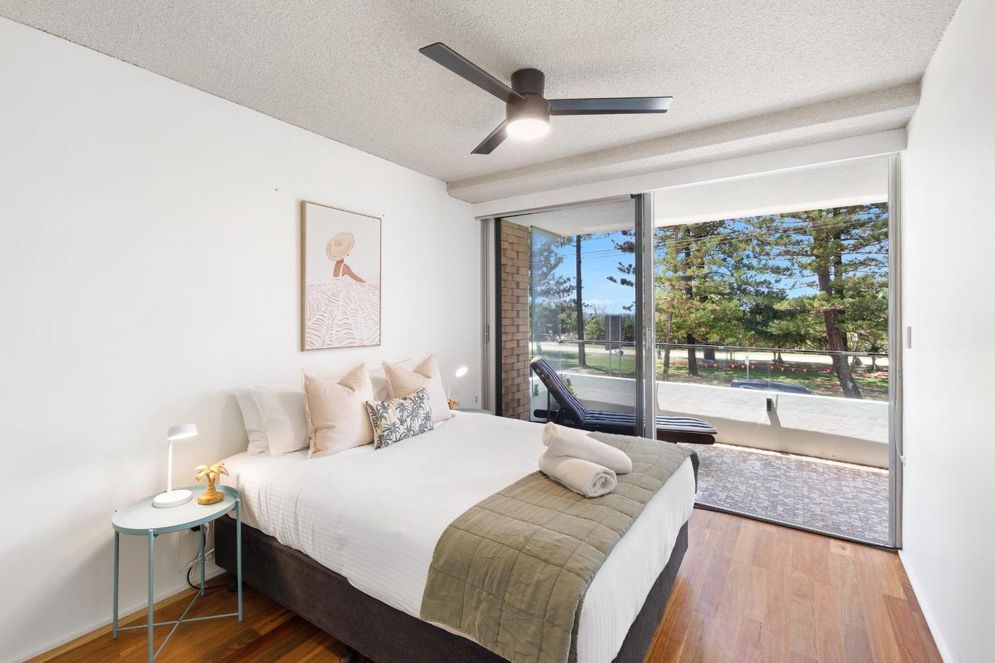 Beachfront Retreat At Burleigh, Breezy And Cosy Apartment