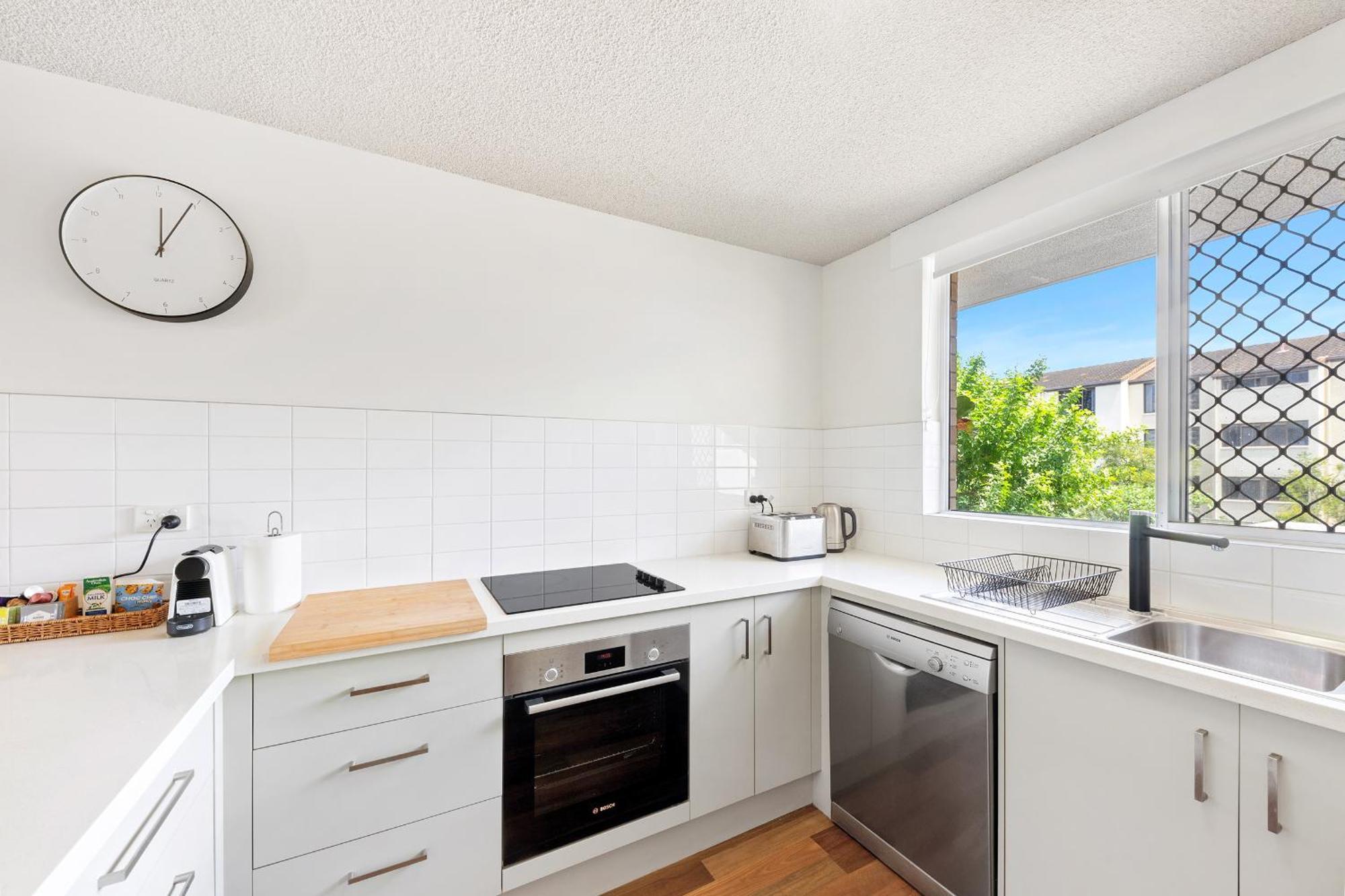Beachfront Retreat At Burleigh, Breezy And Cosy Apartment *