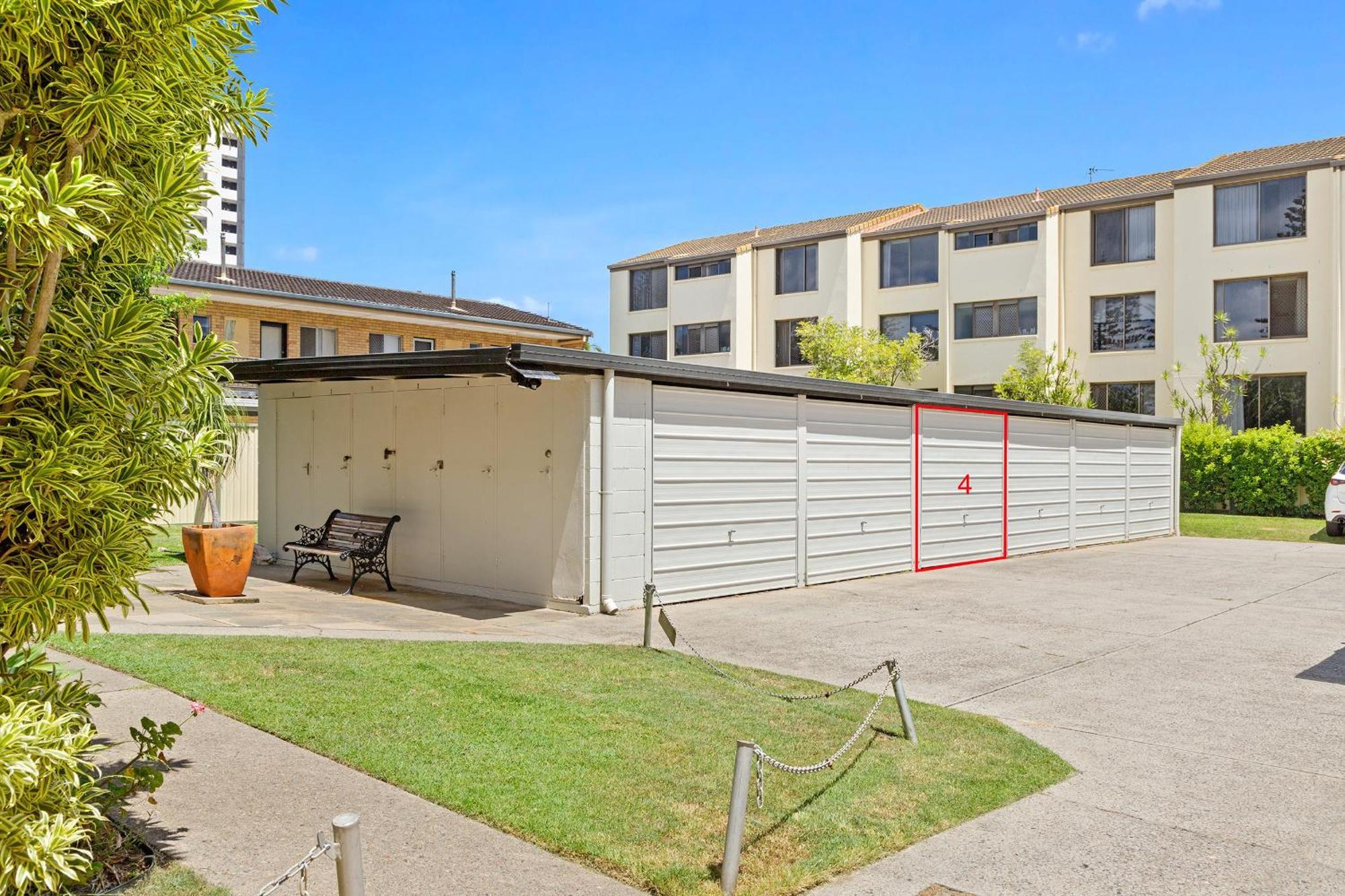 Beachfront Retreat At Burleigh, Breezy And Cosy