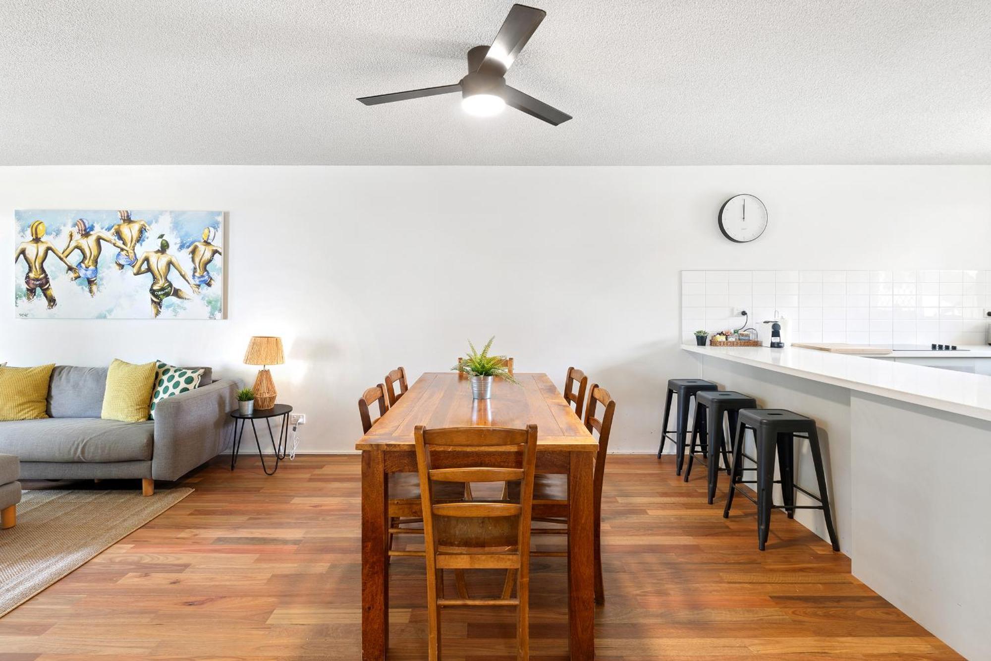 Apartment Beachfront Retreat At Burleigh, Breezy And Cosy *