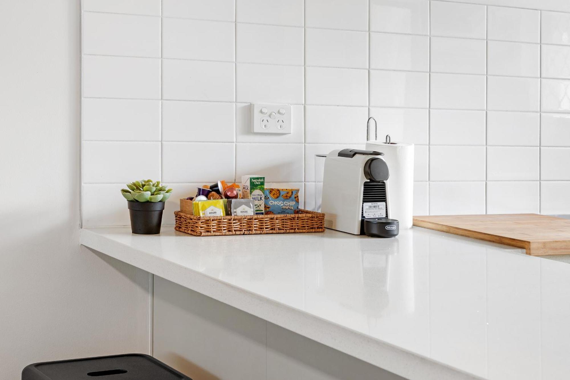Beachfront Retreat At Burleigh, Breezy And Cosy Apartment Gold Coast