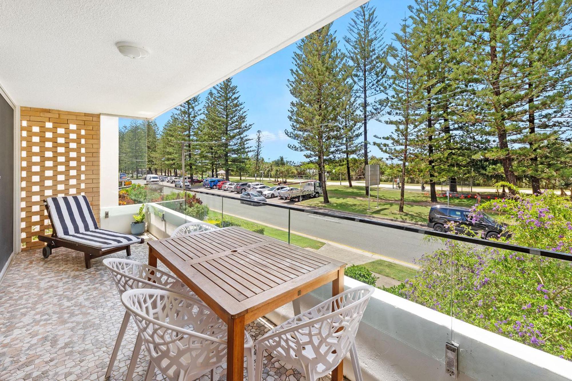 Beachfront Retreat At Burleigh, Breezy And Cosy * Gold Coast